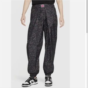 Nike | Floral Roses Parachute Windbreaker
Jogger Pants Small